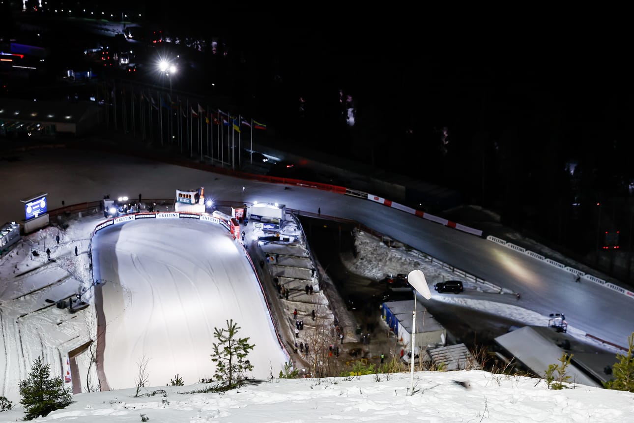 Rukalla ei päästy tänä vuonna lainkaan hyppäämään Rukan maailmancup-kisojen viimeisenä kilpailupäivänä sunnuntaina 30. marraskuuta. Tuolta päivältä peruttu mäkikilpailu on tarkoitus kisata Lahdessa maaliskuussa.