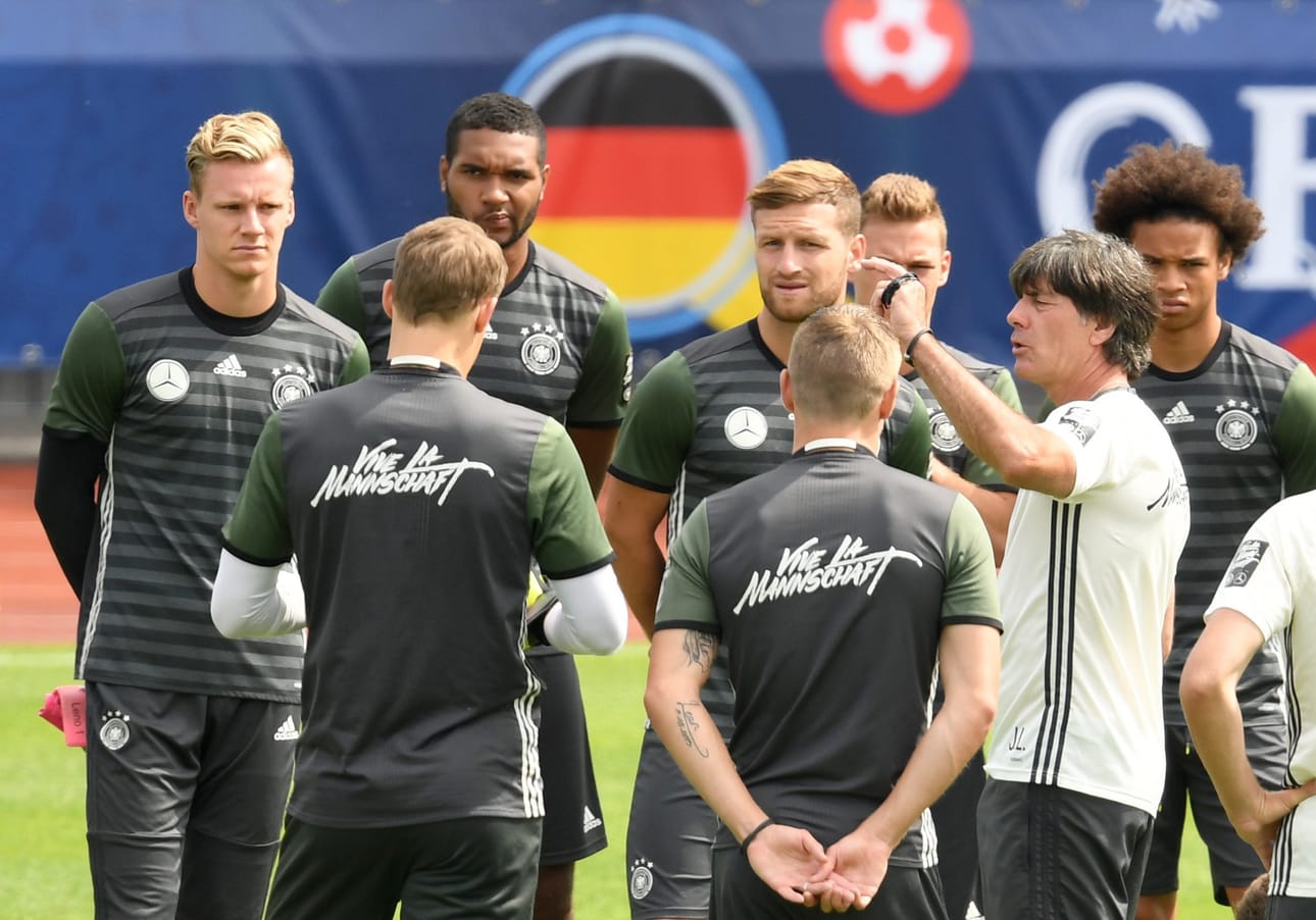 Saksan valmentaja Joachim Loew pelaajien kanssa joukkueen harjoituksissa tiistaina.