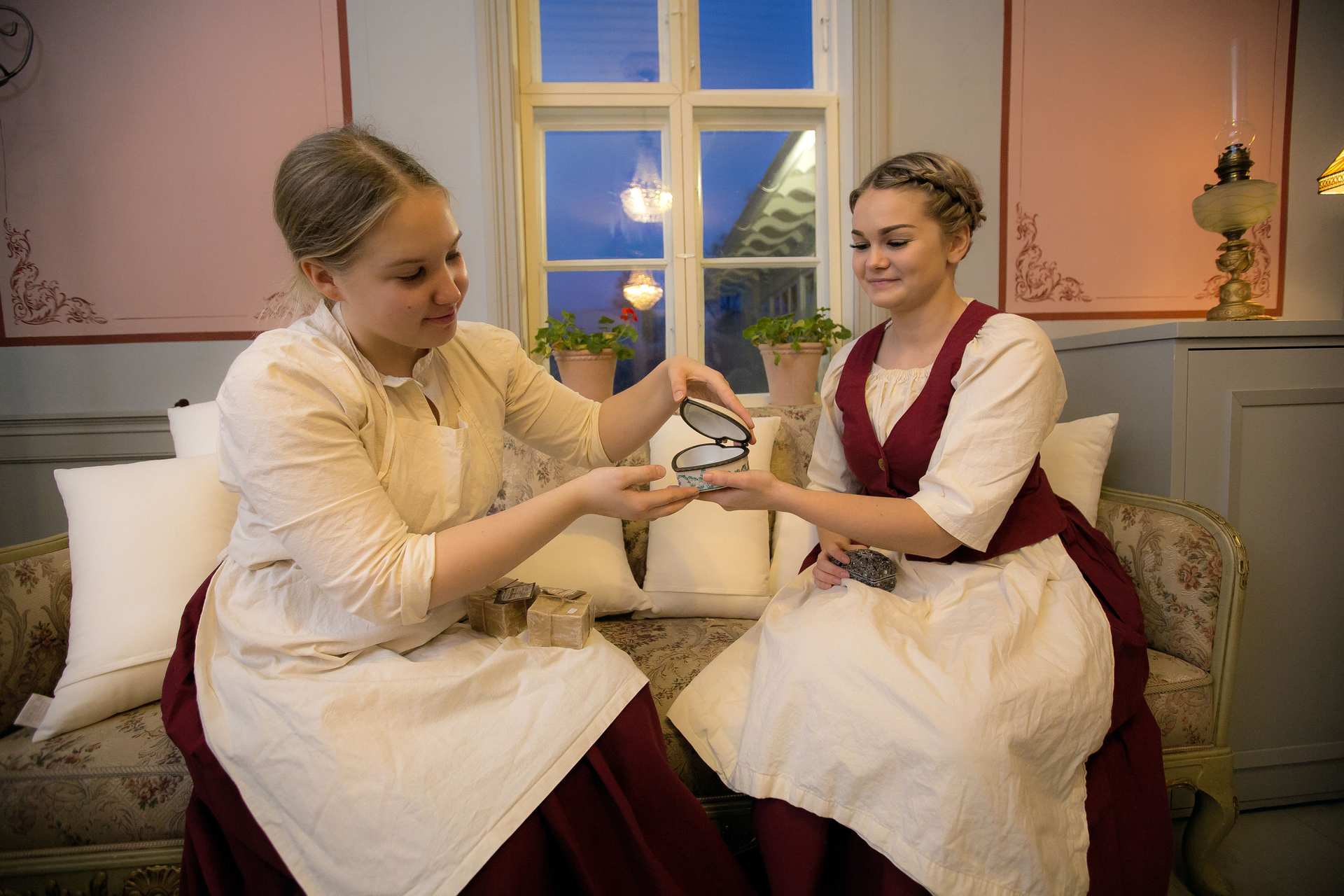 Ennen vanhaan Raahessa valmistettiin paljon joululahjoja itse. Niitä tehtiin julvaka-valvojaisissa tai kukin tykönään. Johan Langin puodista saattoi ostaa maailman meriltä tuotuja ihanuuksia lahjoiksi.