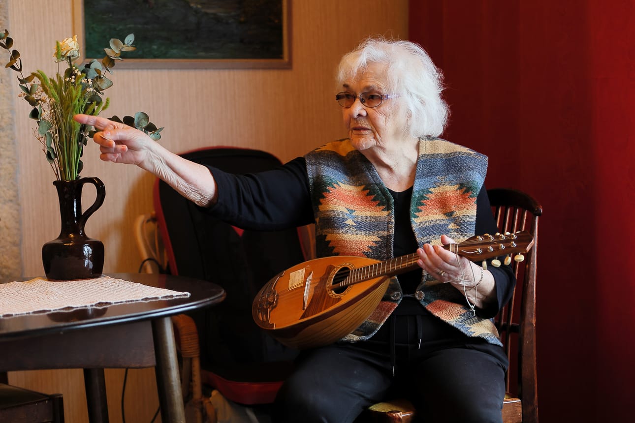 Kerttu Oksanen on soittanut mandoliinia useissa eri tilaisuuksissa.
