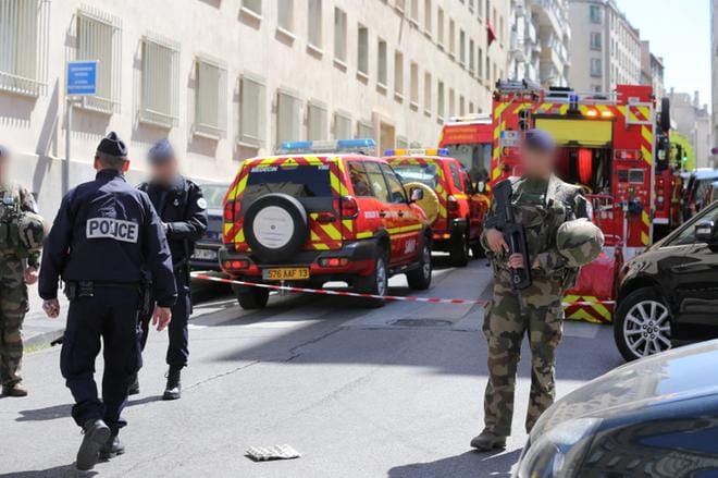 Poliiseja, sotilaita ja palomiehiä oli mukana Marseillen operaatiossa, missä pidätettiin kaksi terroristiepäiltyä. KUVA: DAVID ROSSI