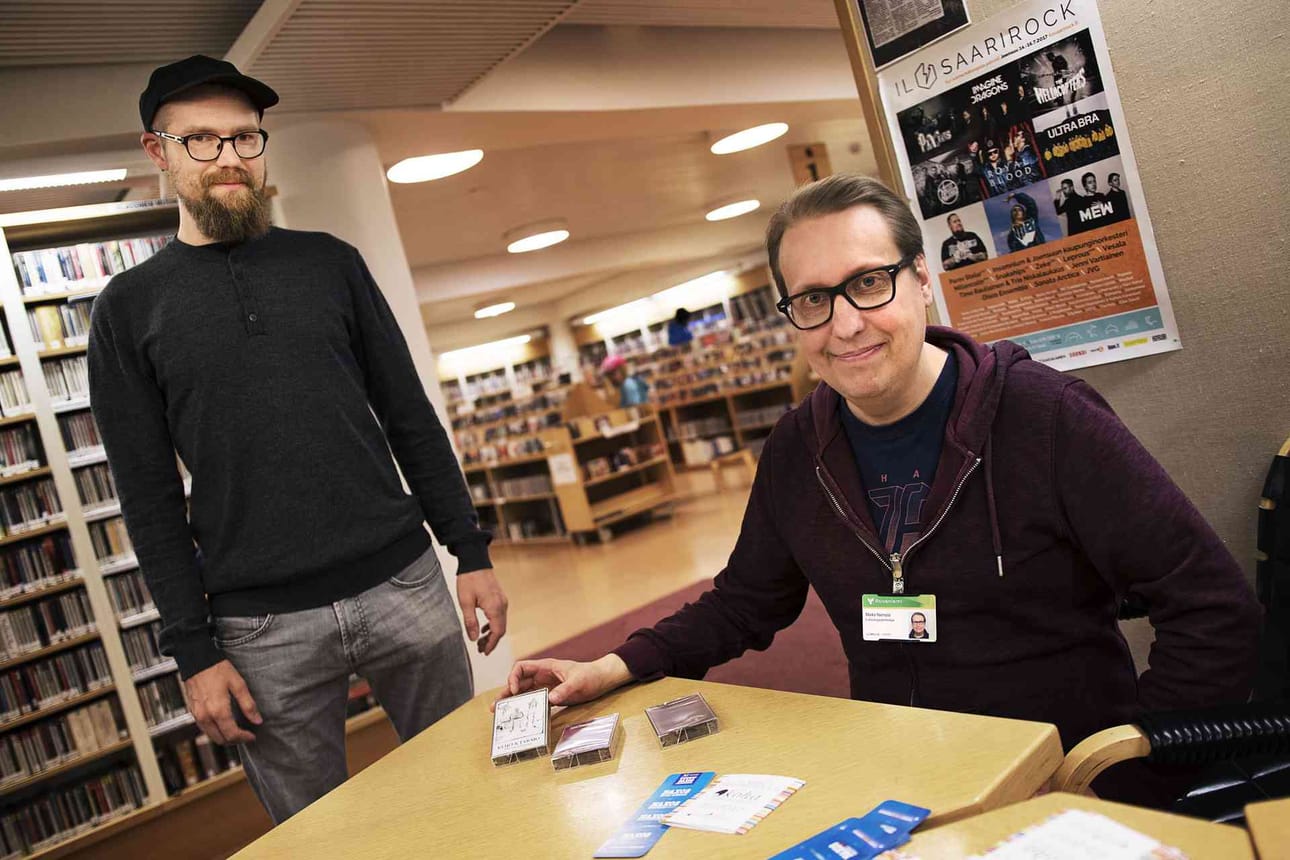Etelä-Suomessa asuva valokuvaaja Uula Kontio toi kolme C-kasettia tarjolle musiikkikirjaston kokoelmiin. "Olen kokenut, että Rovaniemen musiikkikirjastossa on hyvä kokoelma, joka on ollut tärkeä lähtökohta monelle paikalliselle muusikolle. Tänne on voinut tilata äänitteitä heti, kun ne on julkaistu. Tämä on kiitelty kirjasto Suomessa", Kontio kehaisee. Marko Niemelä kertoo, että asiakkailta tulee usein hyvää tietoa siitä, mitä musiikkikirjastoon kannattaisi hankkia.