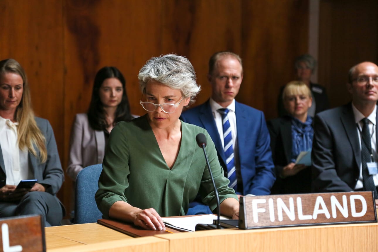 Irina Björklund esittää arvostettua rauhanneuvottelijaa, joka saa tehtävän neuvotella sopimuksen Turkin ja kurdien välille. Oikealla Suomen ulkoministeriä esittävä Sampo Sarkola.