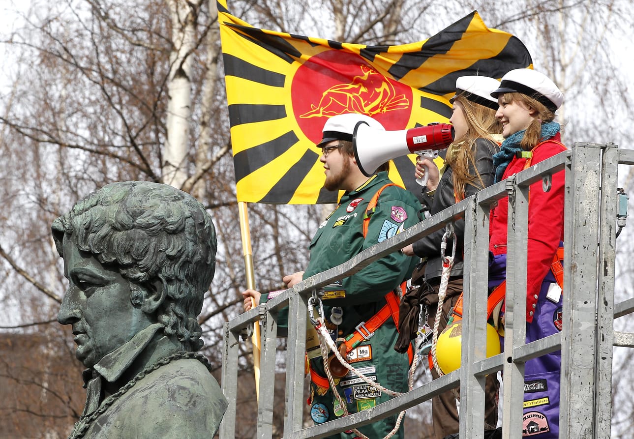 Franzénin patsas lakitettiin vappuaattona. Lakittamassa olivat Ville Siikaluoma, Satu Laitinen ja Iina Luosujärvi.