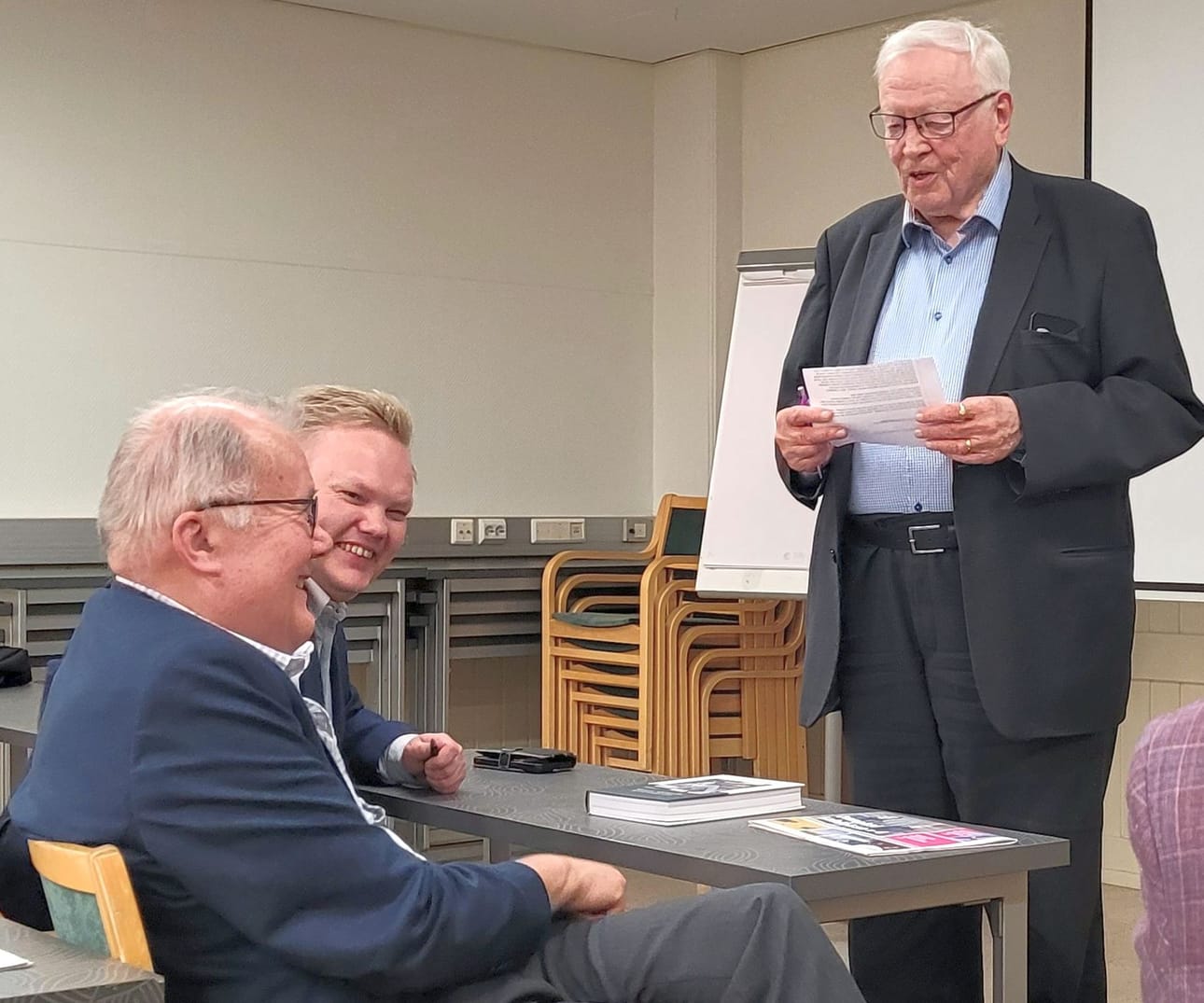 Kari Hokkanen antoi Lassen Kankaan työlle kiittävän arvion. Kangas on koonnut Artturi Leinosen tarinan 400-sivuiseksi Sanan voimalla -nimiseksi elämäkerraksi. Vieressä kirjan julkistamistilaisuuden avannut Antti Kurvinen.