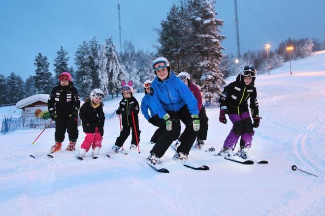 Julia Hautamäen oma kokemus kilpalaskijana palaa nyt kasvattajaseuran hyödyksi, kun hän vetää hiihtokouluja Jouppilanvuorella. Kuvat Outi Rantala