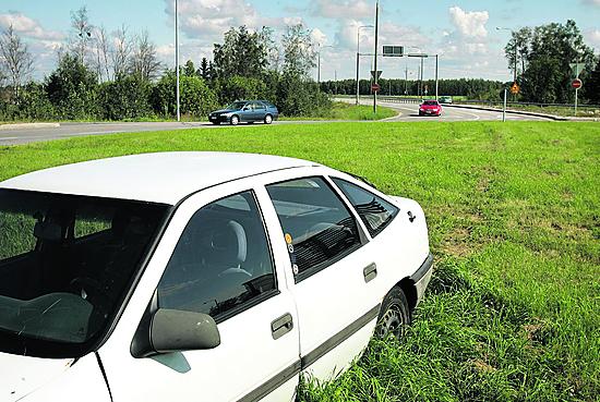 Karkeimpia esimerkkejä Haaransillan liikeympyrässä tapahtuvista erikoisista ajoratkaisusta. Valkoisen Opelin matka päättyi saarekkeen keskelle.