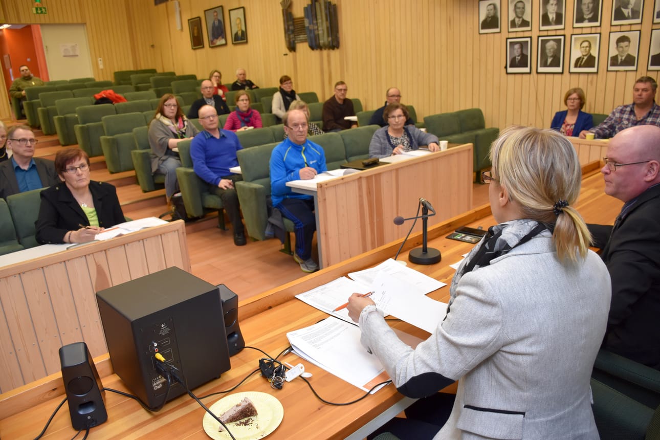 Kunnanvaltuuston kokousta perjantaina johti 1. varapuheenjohtaja Kari Karasti. Pöytäkirjaa piti kunnanjohtaja Heli Knutars. Valtuusto päätti purkaa kunnan omistaman Aholan koulukiinteistön.