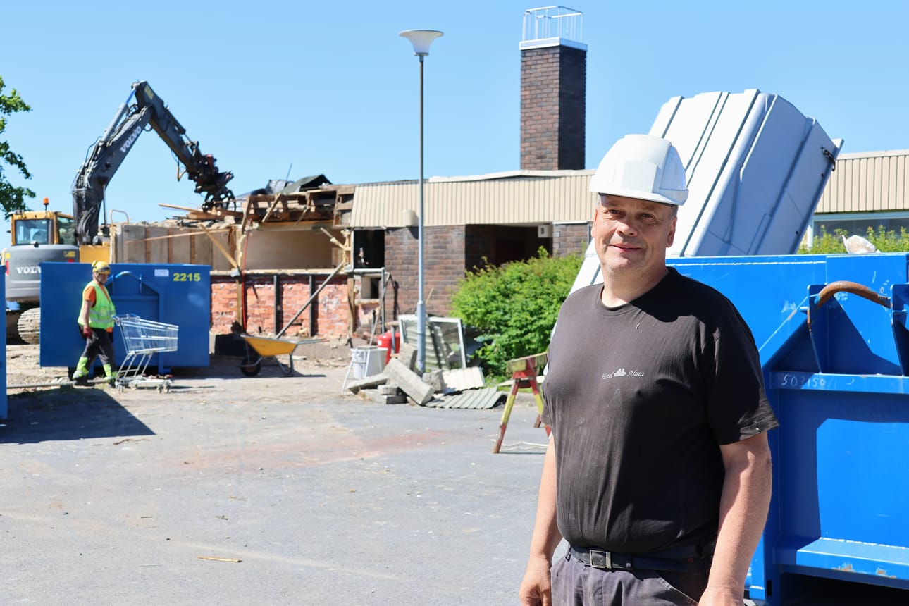 Petri Pihlajaniemi purkuvaiheessa olevan hotellinsa edessä.