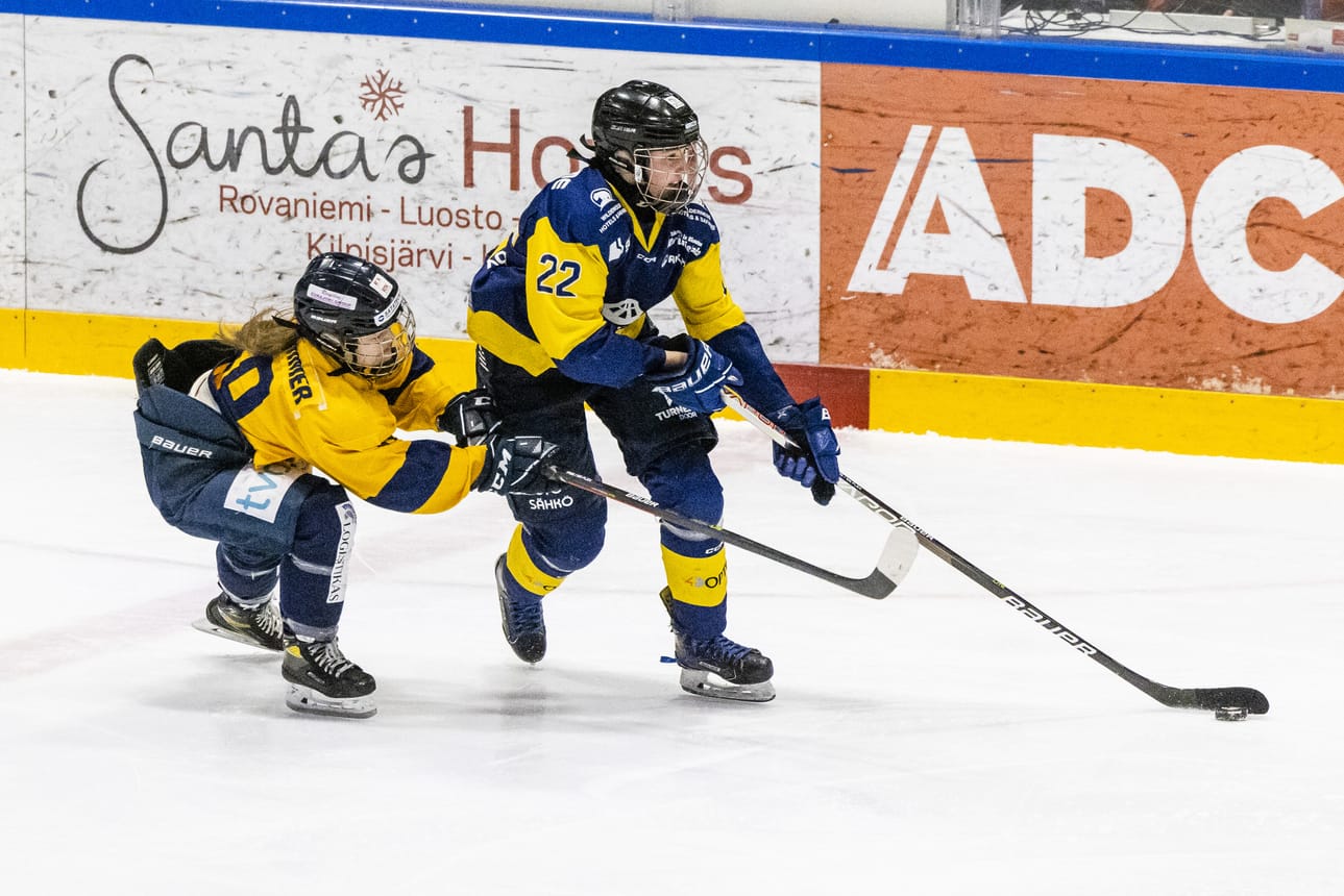 Jenna Hietala (oik.) teki RoKin ainoan maalin Kuopiossa. Hietala teki 29 maalia yhtä monessa ottelussa Naisten Liigassa. Arkistokuva.