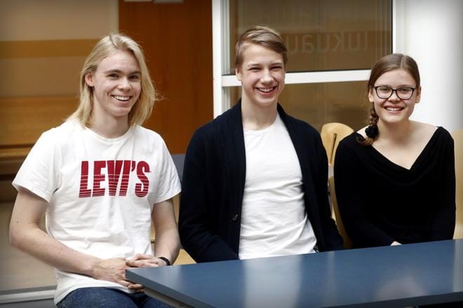 Opetushallituksen teettämän selvityksen mukaan yhdellä opiskelijalla voi kulua kirjoihin jopa 2 500 euroa lukion aikana. Seinäjoen lukion oppilaat Niilo Peräaho (vas.), Matias Vainionpää ja Veera Aunula hankkivat kirjat ostamalla kirjakaupasta tai koulun kirpputorilta sekä lainaamalla. KUVAT: JOUKO HÄNNINEN