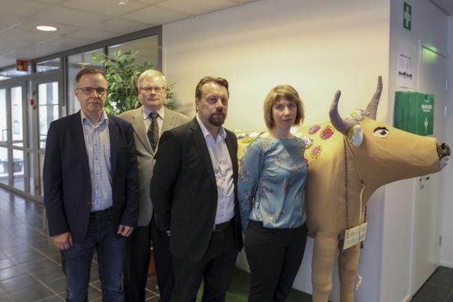 Jyrki Rajakorpi (vas.), Matti Ryhänen, Timo Sipiläinen sekä Margit Närvä ovat mukana projektissa, joka pohtii maitotilojen kannattavuuden parantamista johtamisen avulla. Kuva: Juho Korpela