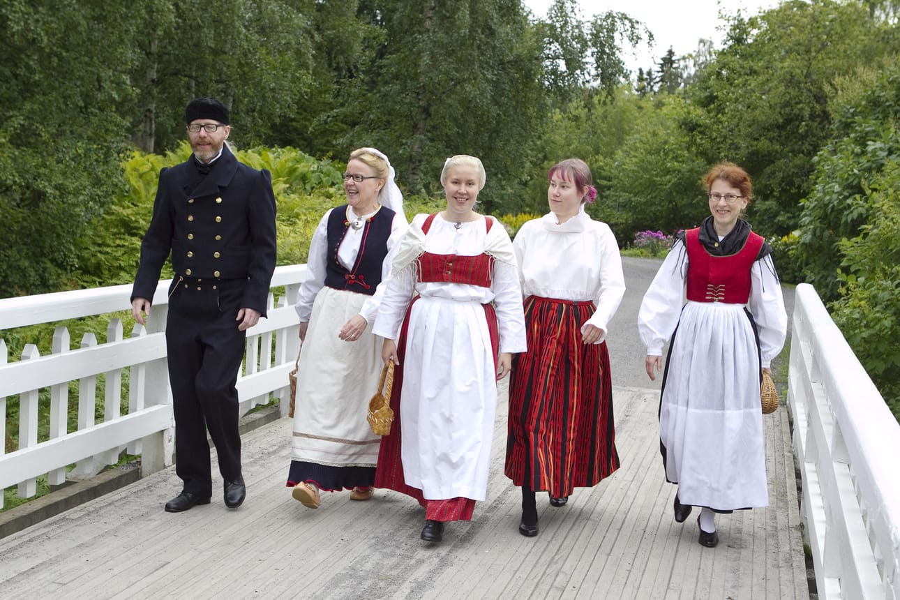 Kansallispukujen harrastajat kertovat mielellään puvuistaan muille.