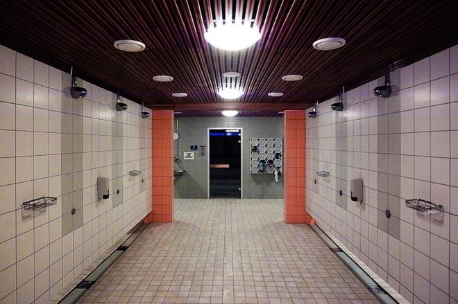 Yleiseen käyttöön tarkoitetut saippuapussit on tyhjennetty suihkutilojen lattioille useita kertoja Seinäjoen uimahallilla. KUVA: JAAKKO ELENIUS