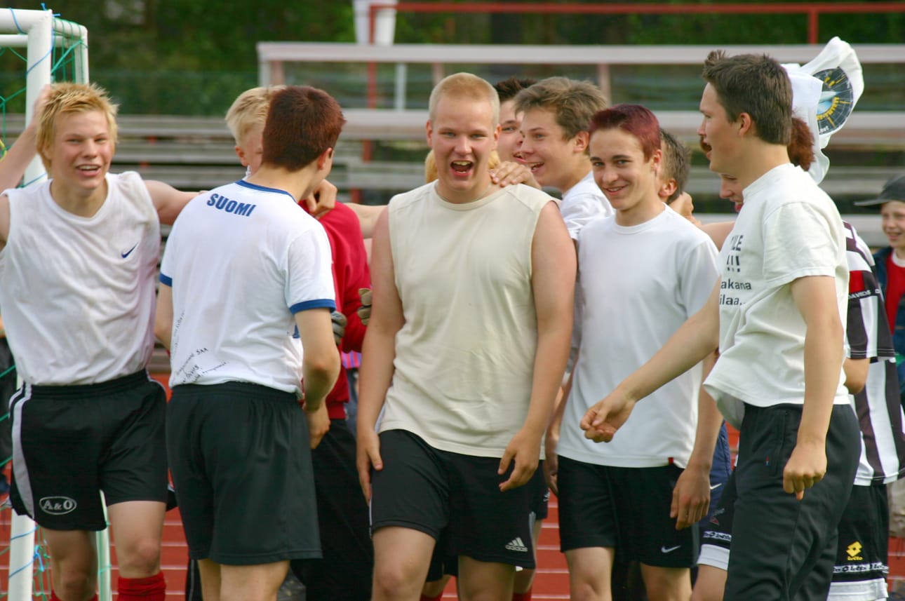 Kuvassa vasemmalta lukien Toni Kuopusjärvi, Juuso Illikainen, Markus Luukkonen, Antti Illikainen, Joonas Perttunen, Pauli Hiltunen. Taustalla juhlivat myös Joni Sarajärvi, Eero Juusola, Veli-Matti Pätsi, Pauli Puhakka ja Asko Mäkäräinen. Varma Nakki juhli ensimmäistä jalkapallon kyläsarjan mestaruutta vuonna 2004.