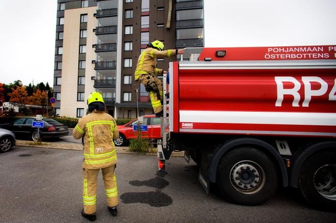 Teirinkatu 1:ssä Vaasassa syttyi tulipalo 23.9.2017 aamuyöllä. Palo sai alkunsa ylimmän kerroksen parvekkeella olleesta sähkölaitteesta. Tuli, savu ja sammutusvesi tekivät vahinkoja kaikkiin talon 51 asuntoon. Arkistokuva: Eetu Sillanpää