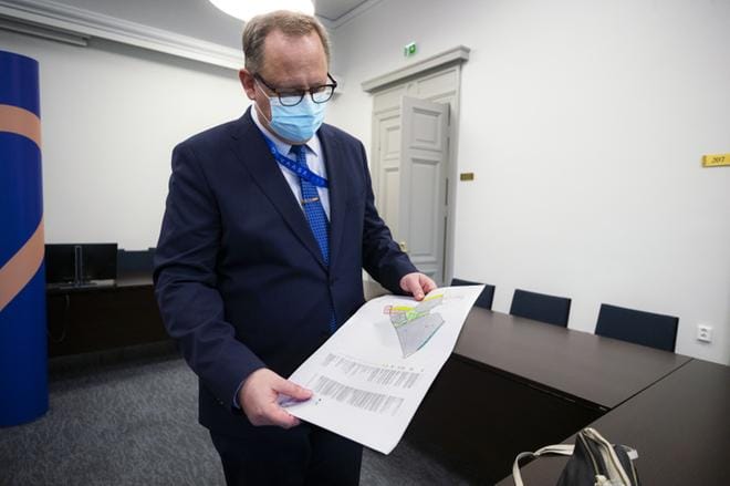 Vaasan kaupunginjohtaja Tomas Häyry esitteli Laajametsän tonttia huhtikuussa, kun aiesopimus Johnson Mattheyn kanssa julkistettiin. Arkistokuva: Jarno Pellinen