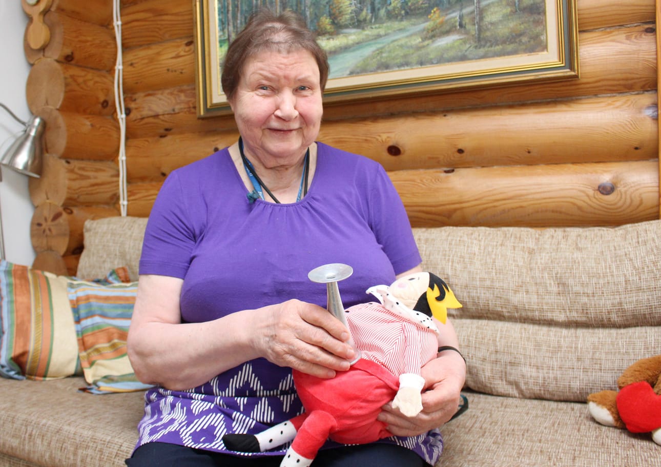Kerttu Sepällä on tallessa sydänäänien kuunteluun tarkoitettu torvi. Pehmolelu sai nyt mallata odottavaa äitiä. Viimeksi Kerttu on kuunnellut lapsenlapsenlapsensa sydänääniä.
