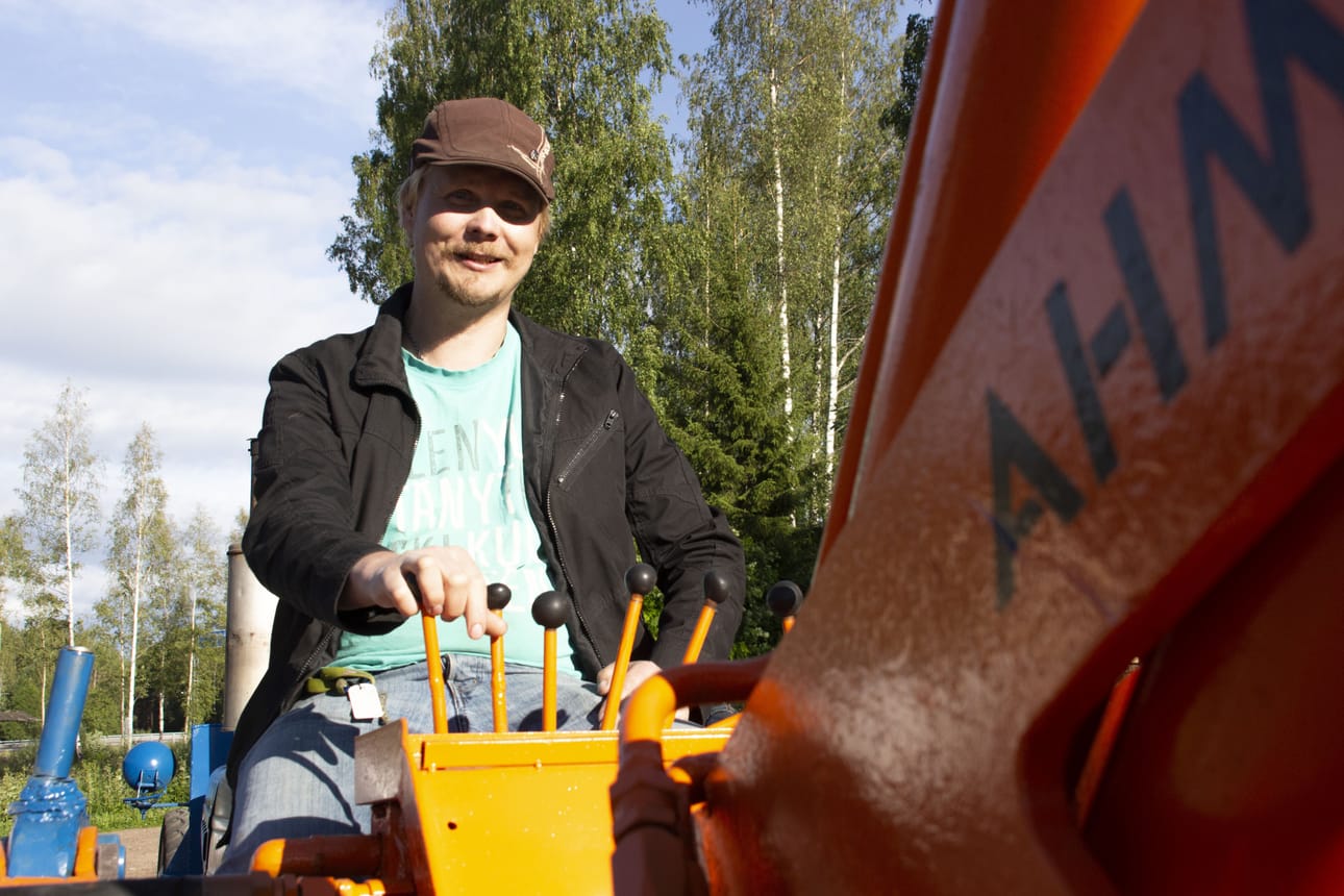 Jukka Väyrynen on kunnostanut Ford Couty 654:sen. Vuosimallia 1968 olevaan traktoriin on liitetty Ahma-kaivinkone, jolla Väyrnen suunnittelee kaivavansa uusiksi omakotitalonsa ympärillä olevat salaojat.