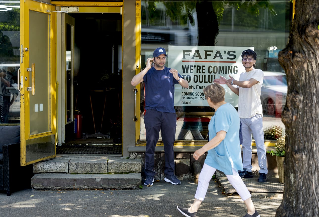 Fafa´s palaa brändinä Oulun katukuvaan, kun Romil Patel (vas.) ja Lok Gautam alkavat pyörittää Fafa´s ravintolaa Hallituskadulla.