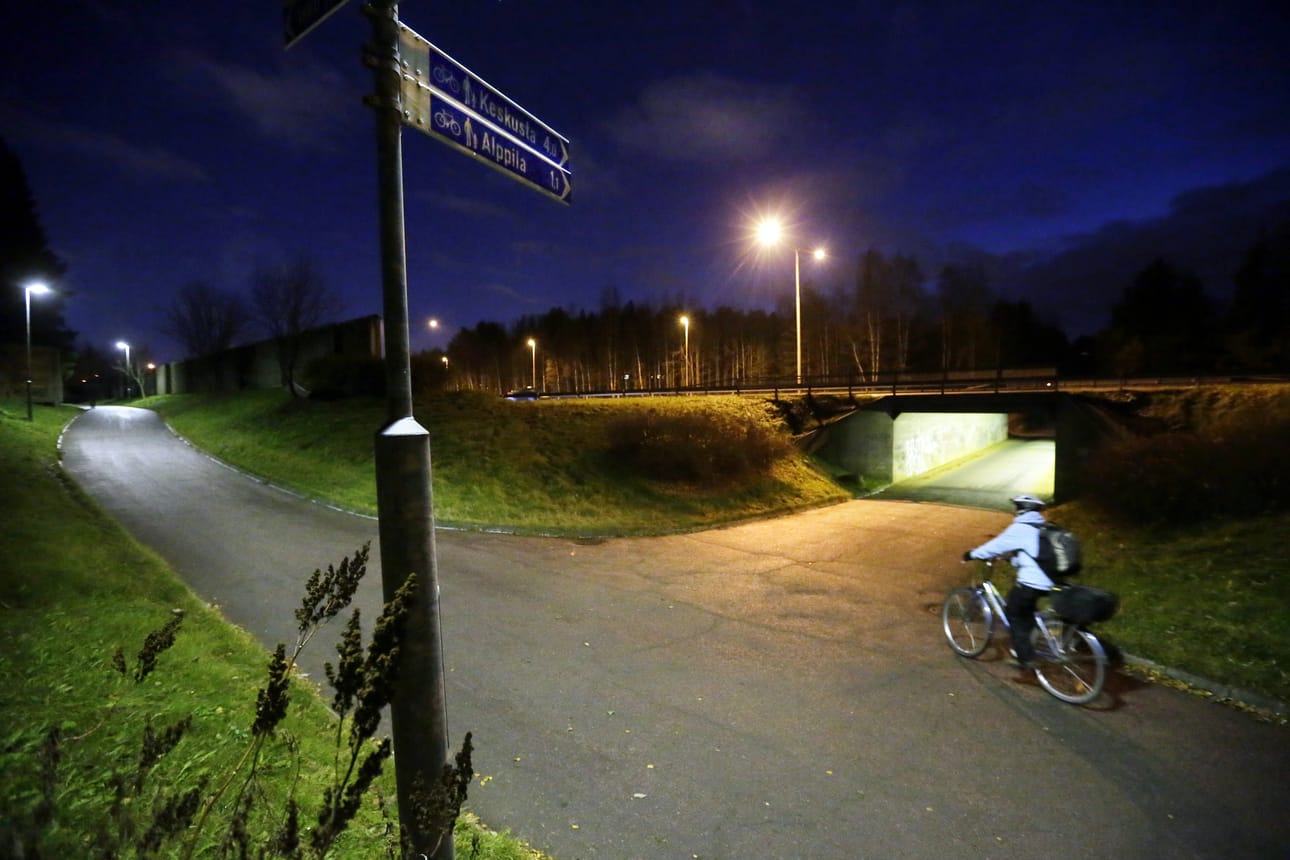 Haukiputaalla ja Oulunsalossa katuvalot on sammutettu arkiöisin jo yli kymmenen vuoden ajan. Tuo käytäntö levitetään koko Oulun alueelle.