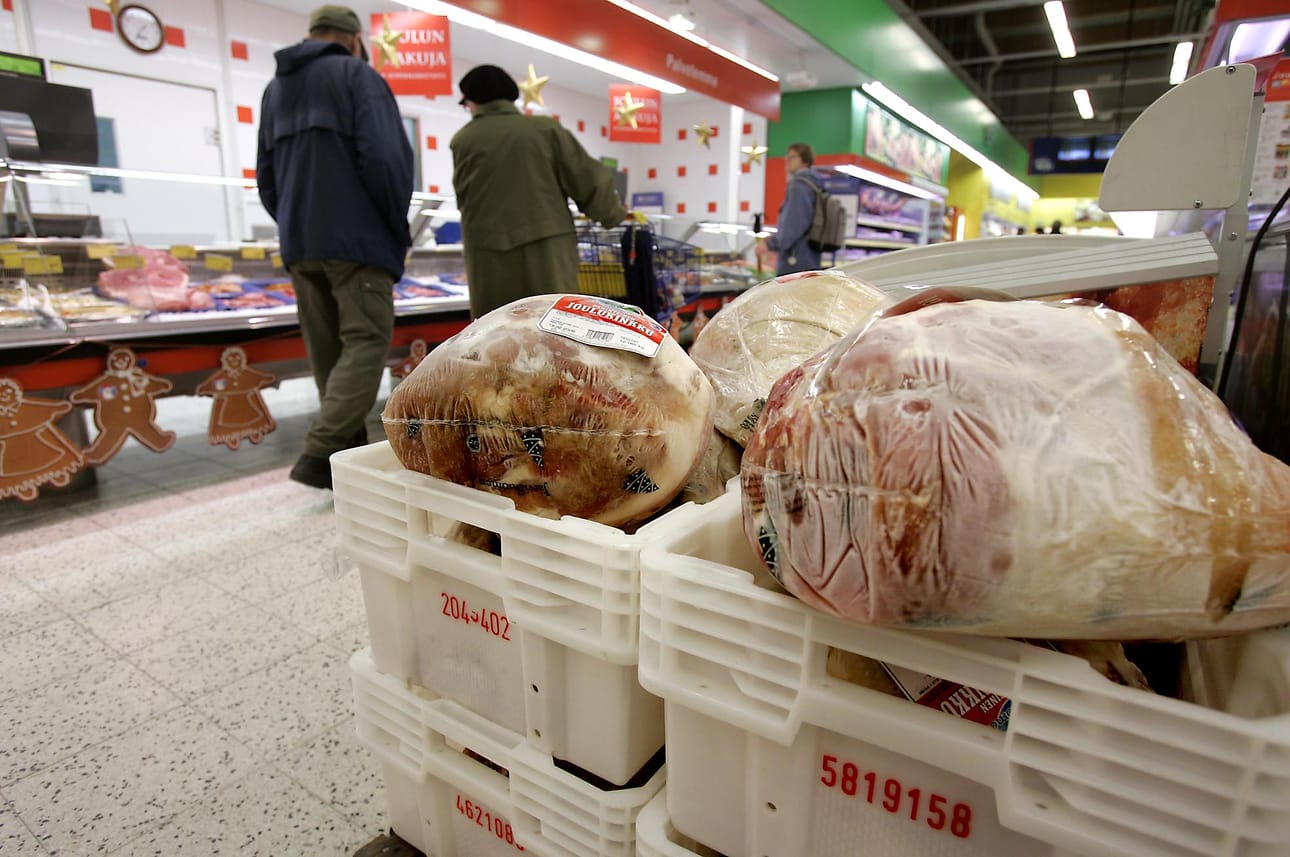 Nainen vaihtoi kalliin parmankinkun hintalapun halvempaan joulukinkun hintalappuun.