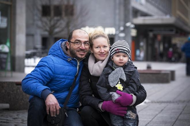 Italialaisen Marco Ostunin tekevät onnelliseksi perhe, vaimo ja lapset. Hän on onnellinen silloin, kun saa olla perheensä kanssa. Huomisesta ei tiedä. Vaimo Linda Hiltunen Vaasasta kertoo terveyden, perheen ja suklaan tekevän hänet onnelliseksi. Onnellisuudessa hänellä on hyviä ja huonoja päiviä. KUVA: Jarno Pellinen