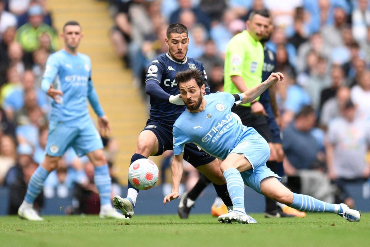 Aston Villan Emiliano Buendia (keskellä) kamppaili pallosta Manchester Cityn Bernardo Silvan kanssa. LEHTIKUVA/AFP