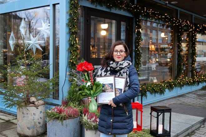 Kahvilapäällikkö Jasmin Takala iloitsee palkinnosta, jonka eteen nähtiin paljon vaivaa työporukalla. Kuva Laura Syväoja