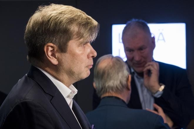 Digilisaatio ja internet-teollisuus ovat Liigalle mahdollisuuksia, Liigan puheenjohtaja Heikki Hiltunen uskoo. Taustalla näkyy Telian toimitusjohtaja Stein-Erik Vellan. KUVA: Vesa Koivunen