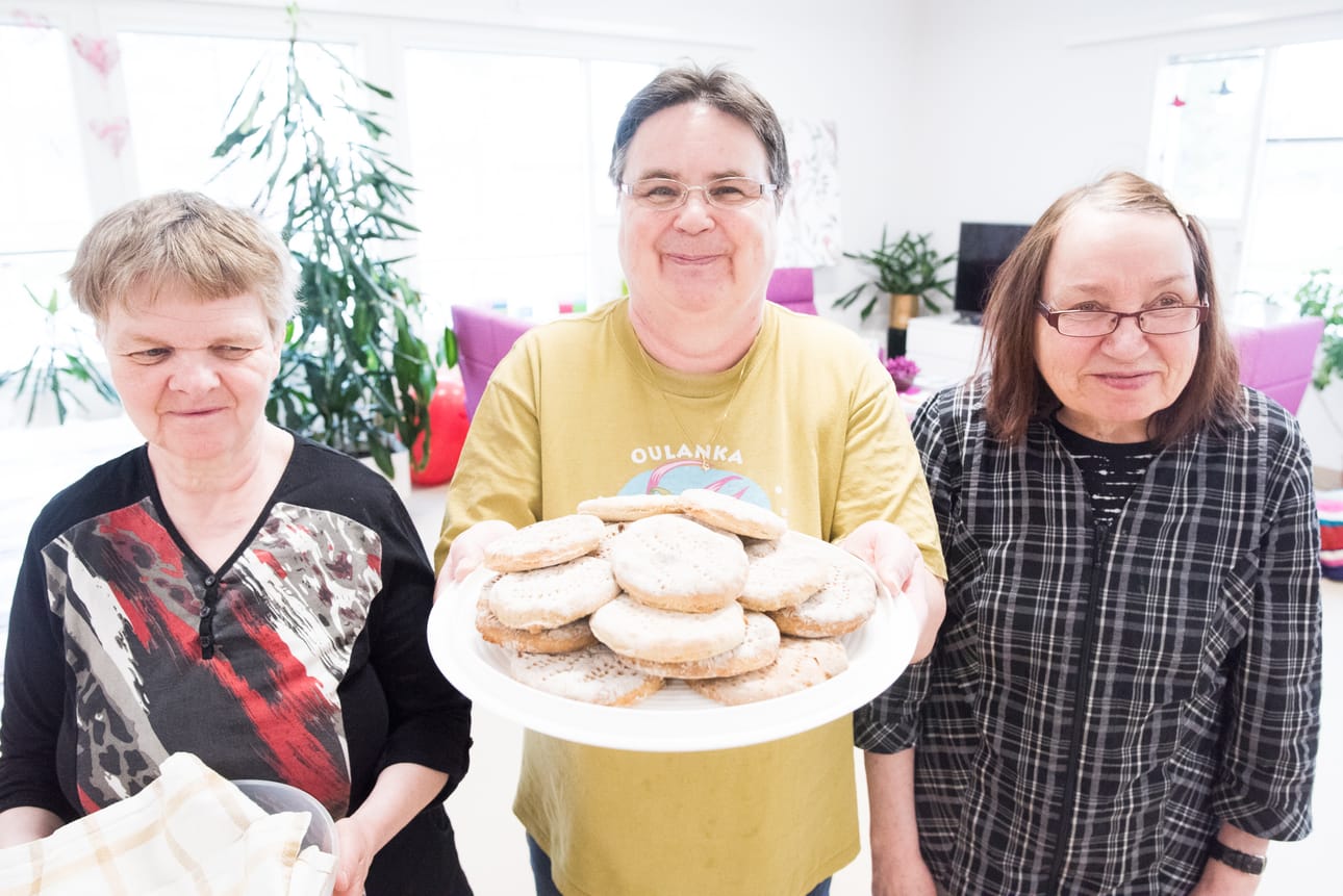 Heli Kurvinen, Airi Kurvinen sekä Sirkka Takalo leipoivat rieskaa leivontaryhmässä.