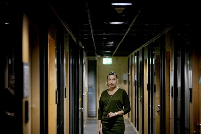 ”Isyyden ei edelleenkään ajatella vaikuttavan miesten työntekoon. Siksi miesten työ–perhe-suhde ei näy myöskään johtamisen kysymyksenä organisaatioissa”, arvioi Emilia Kangas. Perjantaina väittelevä tutkija kuvattiin keskiviikkona työpaikallaan Framilla Seinäjoella. KUVA: JAAKKO ELENIUS