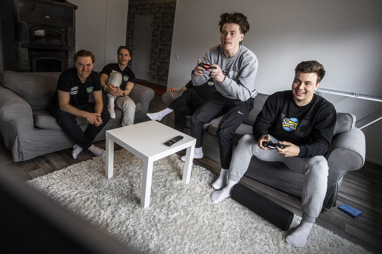 Artturi Niskala (vas.) ja Reino Heikkinen jännittävät NHL-pelin maalitilannetta katsojina, kun Aatu Savelainen ei meinaa pysyä penkissä Playstation-ohjain kädessä. Aapo Korhonen ottaa tilanteen rauhallisemmin.