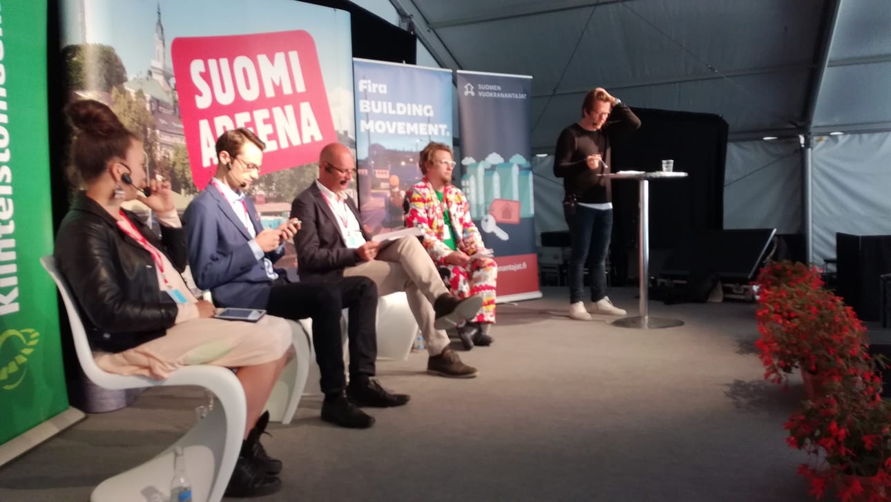 Mia Koro-Kanerva, Juhana Brotherus, Erkki Heikkinen ja Tero Vanhanen puivat asuntomarkkinoiden hyviä ja huonoja uutisia juontaja Mikko Kuustosen johdolla.