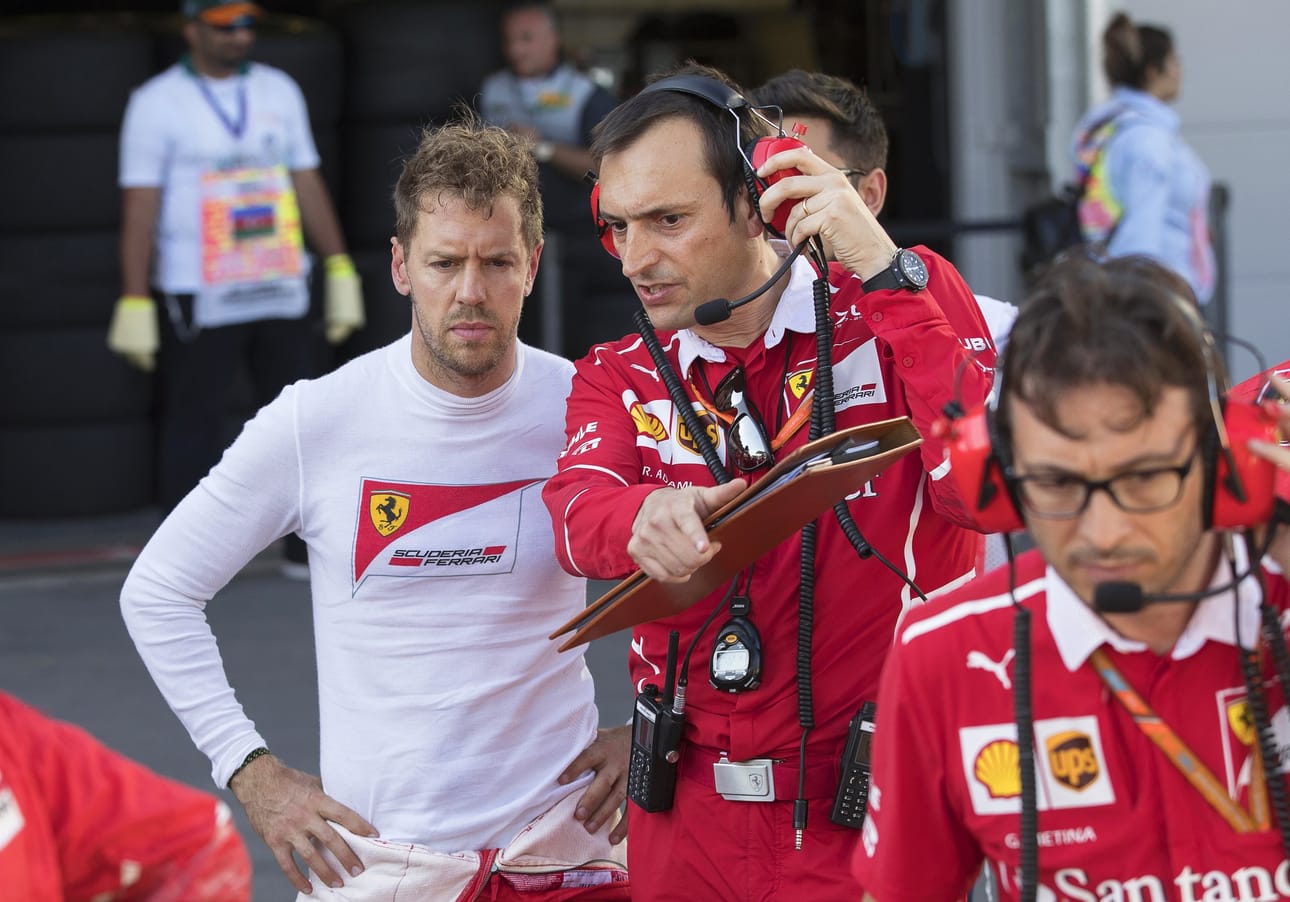 Vettel (vas.) sai teostaan kymmenen sekunnin rangaistuksen.