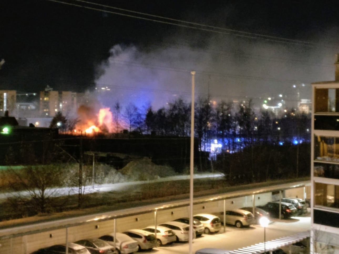 Noin tuhannen neliön hallirakennus roihuaa ilmiliekeissä. Lukijan kuva.