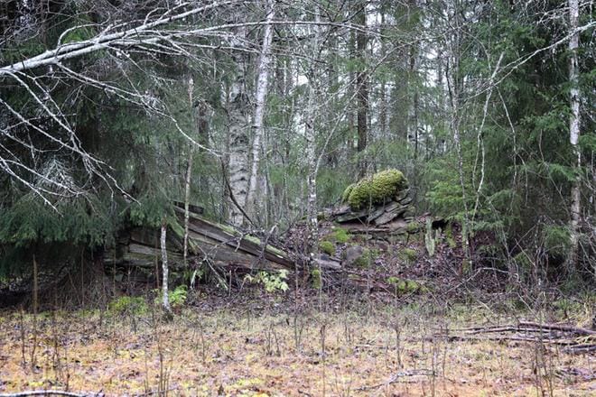 Salon torpan paikalla näkyy talon hirret ja luonnonkivistä tehtyä leivinuunia. Muut rakennukset ovat pelkkiä kivisiä kuoppia.