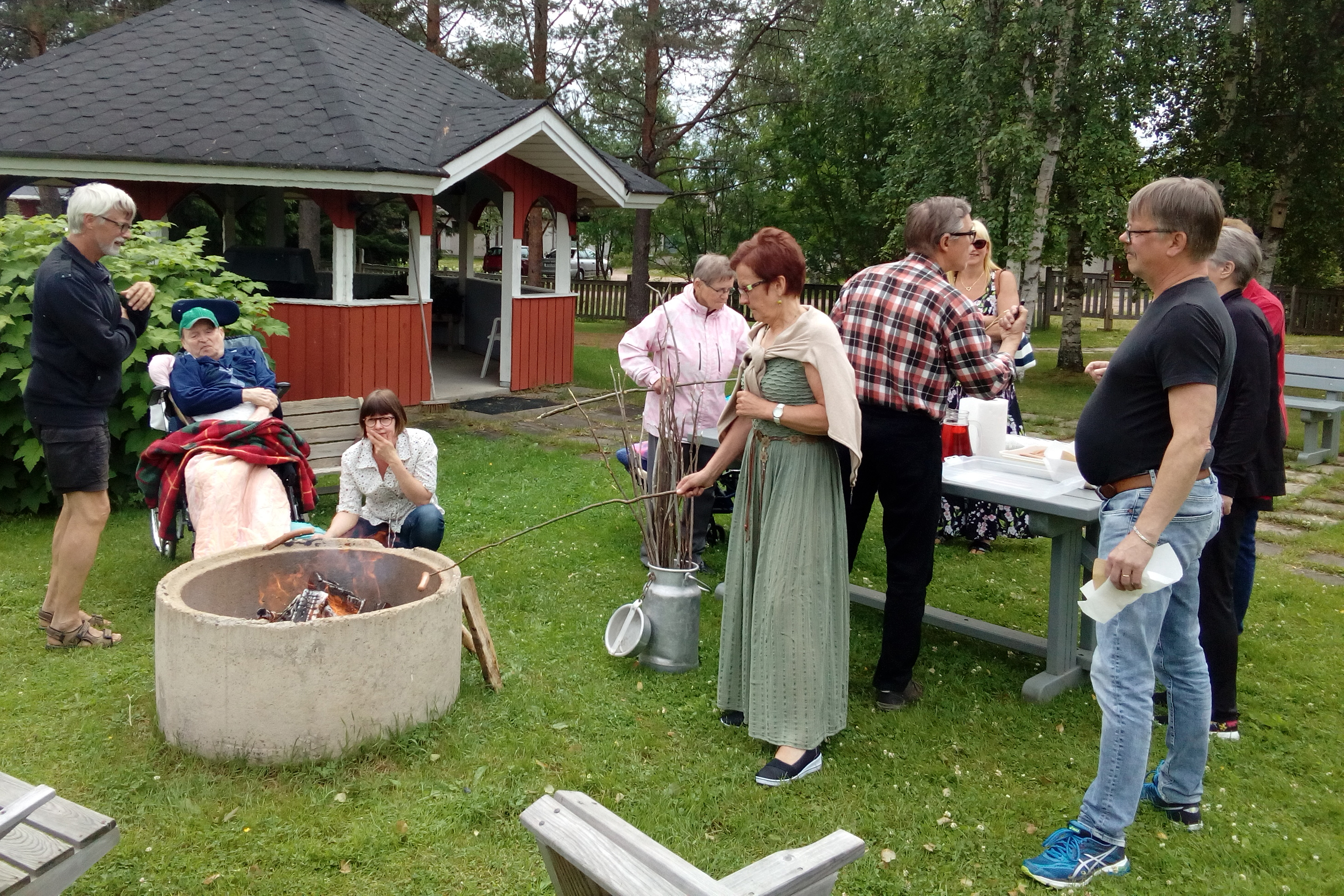 Omaistenpäivään oli saapunut runsas joukko Pihlajiston asukkaiden ja kotihoidon asiakkaiden omaisia viettämään kesäpäivää yhdessä.