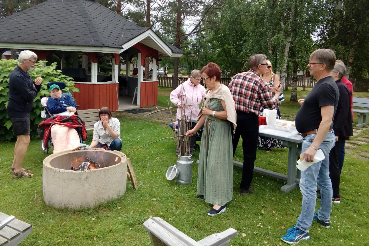 Omaistenpäivään oli saapunut runsas joukko Pihlajiston asukkaiden ja kotihoidon asiakkaiden omaisia viettämään kesäpäivää yhdessä.