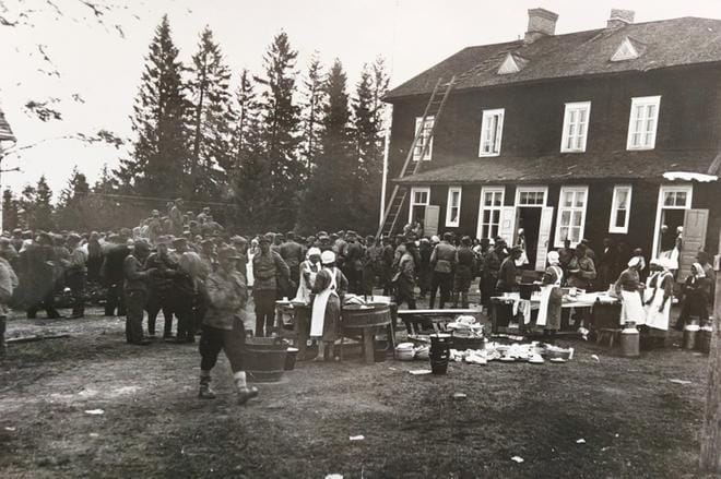 Myös Alajärvellä lottatyö oli vahvaa. Lottajärjestön juuret juontavat suojeluskunnan naisosastoihin. Suojeluskunta (1918–44) oli vapaaehtoinen maanpuolustusjärjestö. Varsinaisen päivänvalon Lotta Svärd -järjestö sai maaliskuussa 1921. KUVA: PEKKA VIITANIEMEN KUVA-ARKISTO