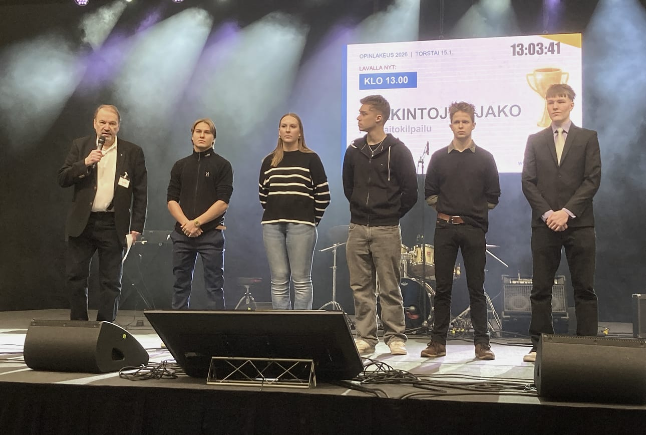 Finalistit Arsi Lamminmäki Alavuden lukiosta ja Ilona Palojärvi, Aku Aalto, Lauri Valkjärvi sekä Ilja Renko Kauhavan lukiosta odottivat, että Seinäjoen Rotaryklubin sihteeri Hannu Juutti paljastaa tulokset.
