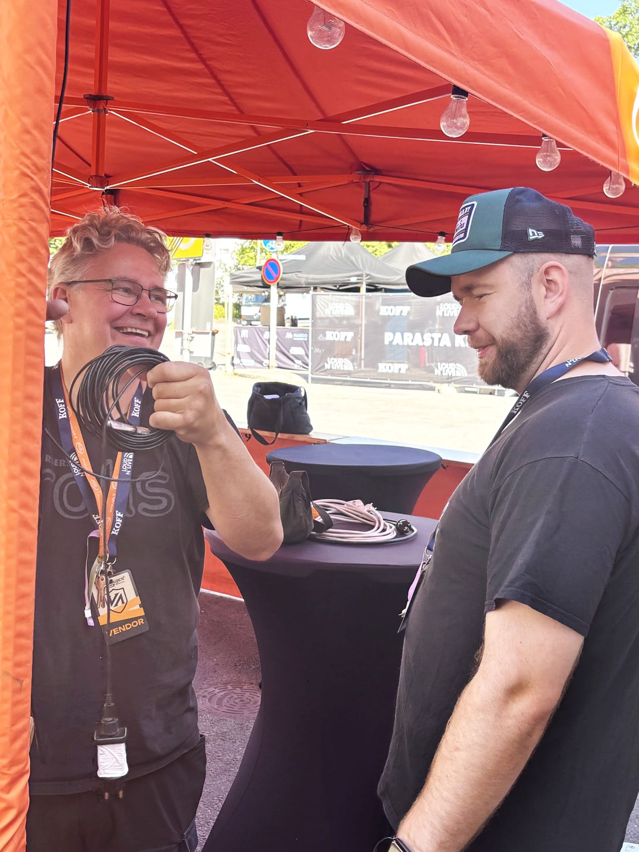 Tommy Koivuluoma ja Oskari Rissanen valmistautuvat ensimmäiseen festivaalipäivään.