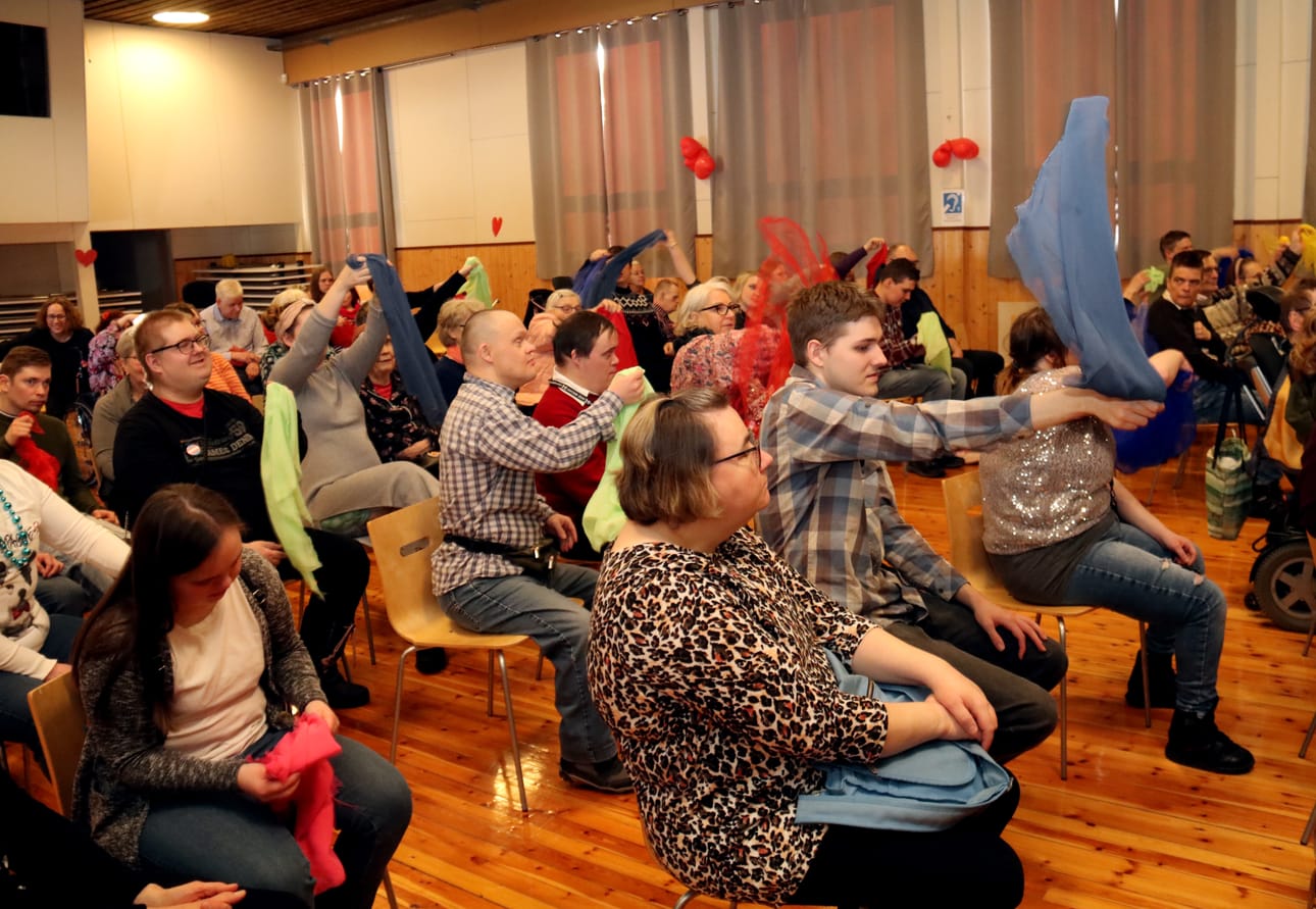 Yleisö innostui Koivu ja tähti -sadun kuvittamisesta. He antoivat huivien huiskua teatterintekijöiden ohjeiden mukaan.