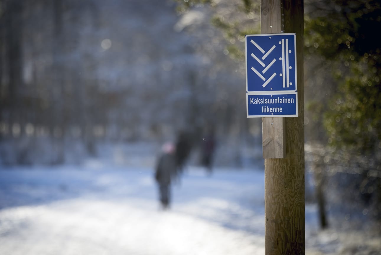 Iinatin lenkillä on näkynyt kävelijöiden lisäksi myös hiihtäjiä tällä viikolla.