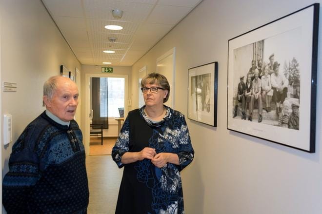Soinin kunnan pitkäaikaisen hallintojohtajan Hannele Hannulan seuraajaa haetaan ehkä jatketulla haulla. Arkistokuvassa vuosina 1981–1996 Soinin kunnanhallituksen puheenjohtajana toiminut Lauri Kuusela ja hallintojohtaja Hannele Hannula tutkivat Unto Ahon ottamia valokuvia menneiltä vuosikymmeniltä. KUVA: SARI HEINILÄ