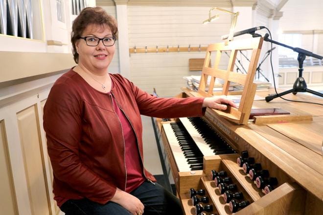 Satu Pohjonen on Lappajärven seurakunnan kanttori, mutta käy välillä harjoittelemassa Alajärven kirkon uruilla. KUVA: SAILA COLLANDER