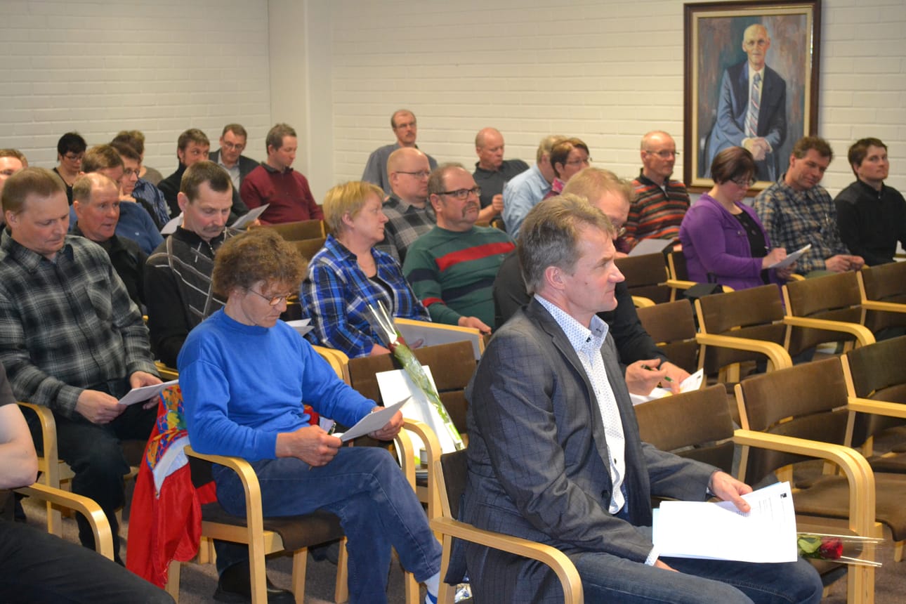 Kuusamon Osuusmeijerin osuuskunta pitää parhaillaan ylimääräistä kokousta. Kuva aiemmasta kokouksesta. Edessä Esa Heikkilä.