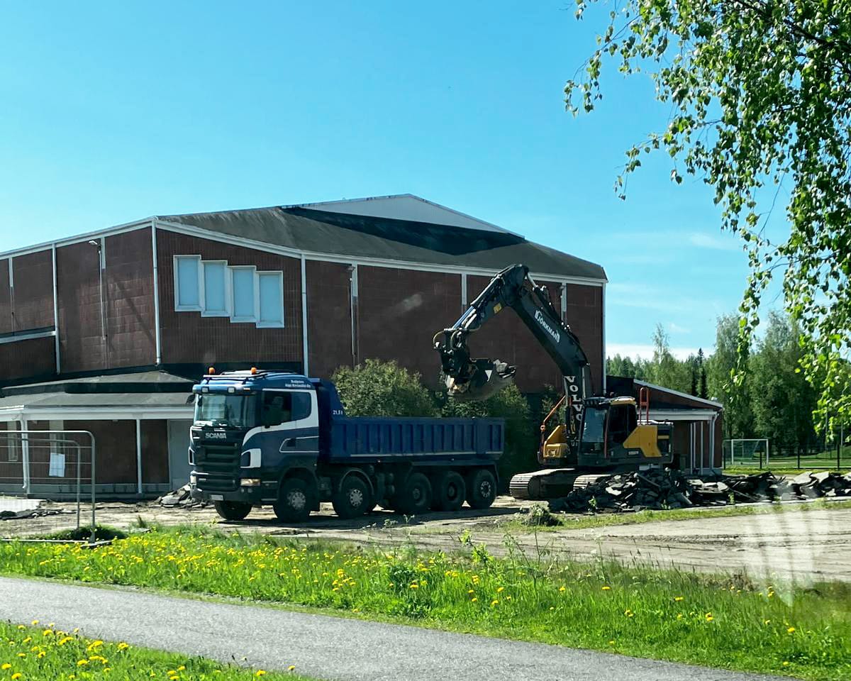Liikuntahallilla ollaan jo työn touhussa.