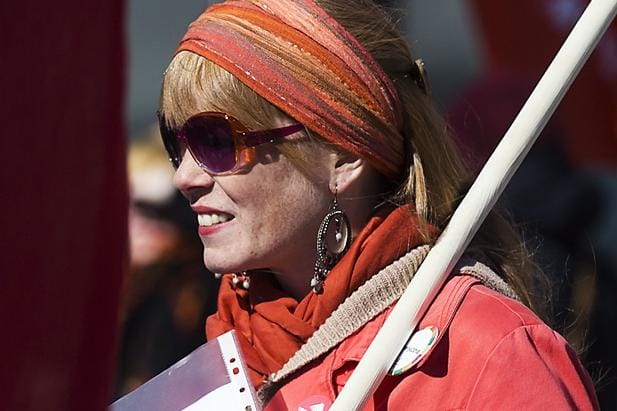 Anneli Lehto (vas.) keräsi vapputorilla nimiä sote-uudistuksen nopeutta ja valinnanvapausmallia vastustavaan vetoomukseen. KUVA: JARNO PELLINEN