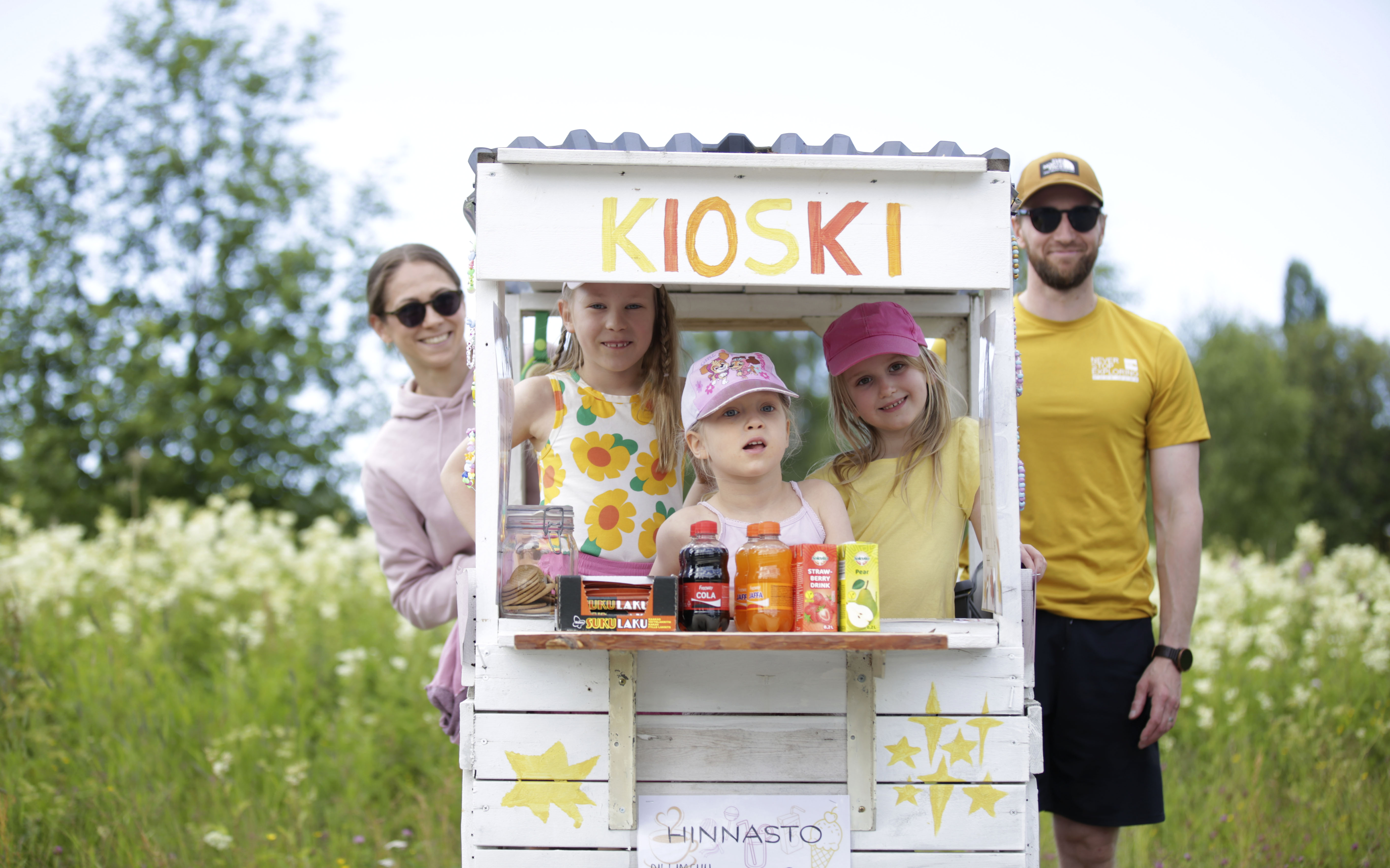 Yrityskasvatusta ja iloista mieltä – Alle kouluikäiset Linnea, Senni ja Silja pyörittävät pientä kesäkioskia Poikkimaantiensillan lähellä